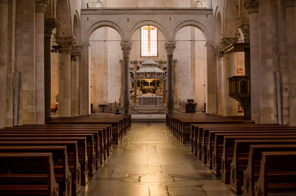 Iglesia católica italiana. Adentro. Tres arcos y altar . — Foto de Stock