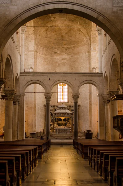 Iglesia católica italiana. Adentro. Arcos y Altar . — Foto de Stock