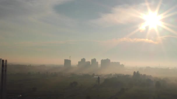 Západ slunce nad městským městem, moderní panorama budov. — Stock video
