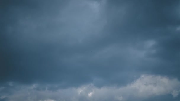 嵐の雲、自然の景色、タイムラプスを持つ劇的な空 — ストック動画