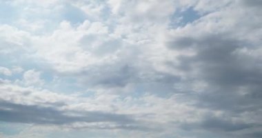 Mavi gökyüzü beyaz bulutlar arkaplan zaman ayarlı.