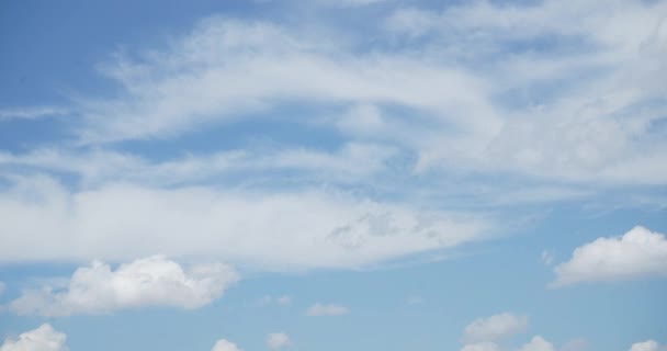 Пухнасті хмари фон неба, природний вигляд на повітря, часовий пояс — стокове відео