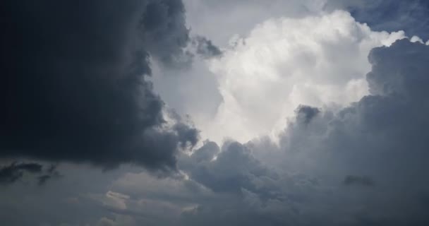 Dramatischer Himmel mit stürmischen Wolken, natürliche Sicht, Zeitraffer — Stockvideo