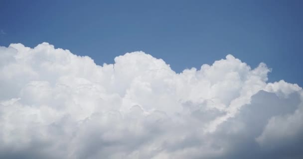 Time-lapse beweging wolken blauwe lucht achtergrond — Stockvideo