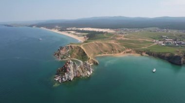 Olkhon Adası, Sibirya 'nın doğusundaki Baykal Gölü' ndeki en büyük ada. Rusya, Sibirya 'daki Olkhon adasında Khuzhir yakınlarındaki Baykal Gölü' nde Şamanka Kayası.