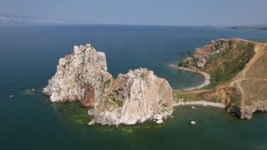 Olkhon Adası, Sibirya 'nın doğusundaki Baykal Gölü' ndeki en büyük ada. Rusya, Sibirya 'daki Olkhon adasında Khuzhir yakınlarındaki Baykal Gölü' nde Şamanka Kayası.