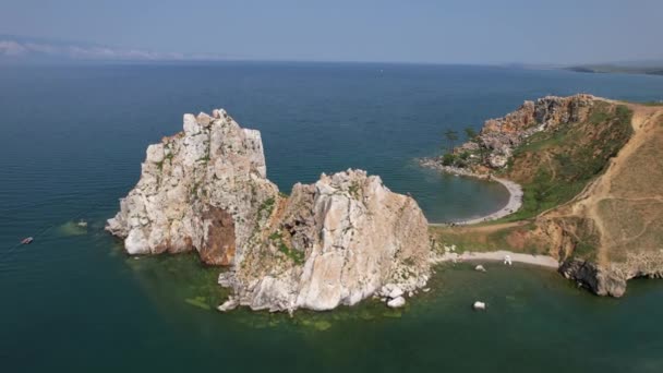 Olkhon Island, het grootste eiland in het Baikalmeer in het oosten van Siberië. Shamanka Rock op het Baikal meer bij Khuzhir op Olkhon eiland in Siberië, Rusland. — Stockvideo