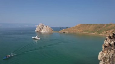Olkhon Adası, Sibirya 'nın doğusundaki Baykal Gölü' ndeki en büyük ada. Rusya, Sibirya 'daki Olkhon adasında Khuzhir yakınlarındaki Baykal Gölü' nde Şamanka Kayası.