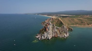Olkhon Adası, Sibirya 'nın doğusundaki Baykal Gölü' ndeki en büyük ada. Rusya, Sibirya 'daki Olkhon adasında Khuzhir yakınlarındaki Baykal Gölü' nde Şamanka Kayası.
