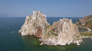 Olkhon Adası, Sibirya 'nın doğusundaki Baykal Gölü' ndeki en büyük ada. Rusya, Sibirya 'daki Olkhon adasında Khuzhir yakınlarındaki Baykal Gölü' nde Şamanka Kayası.