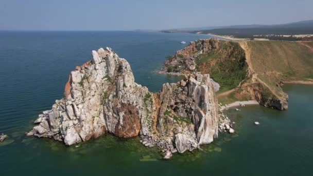 オルホン島（英語版）は、シベリア東部のバイカル湖最大の島である。ロシア、シベリアのオルホン島のKhuzhir近くのバイカル湖のシャンカ岩. — ストック動画