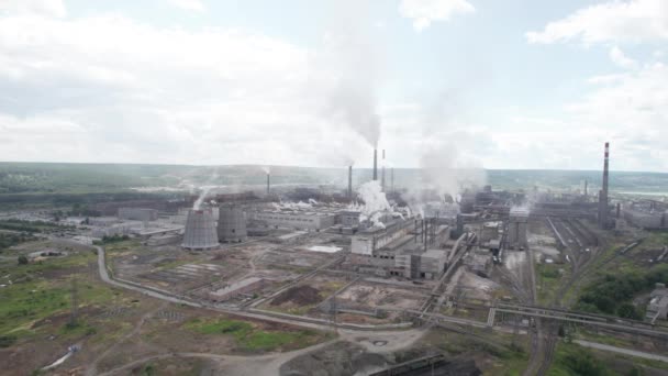 Industriële milieuverontreiniging - emissie van verontreinigende stoffen door fabrieken. Luchtfoto van de aluminiumoxidefabriek. Luchtverontreiniging. — Stockvideo