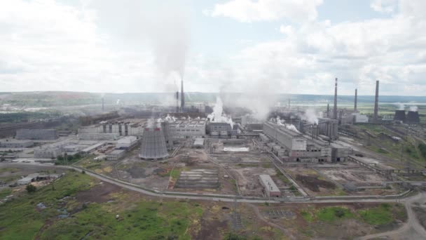 Inquinamento ambientale industriale - emissione di inquinanti dalle fabbriche. Vista aerea della fabbrica di allumina. Inquinamento atmosferico. — Video Stock