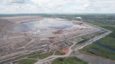 Endüstriyel Arazi Çevre Kirliliği - fabrikalardan kirletici emisyonu. Alüminyum fabrikasının havadan görünüşü.