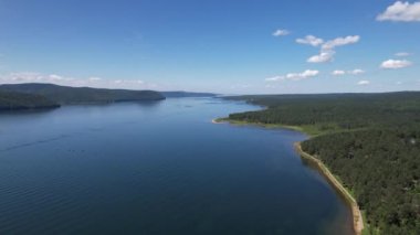 Angara Nehri, Sibirya 'da Listvyanka yakınlarındaki Baykal Gölü' nden ayrılan büyük bir nehirdir. Panoramik hava görüntüsü.