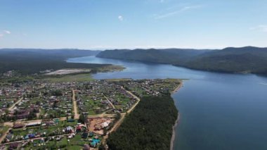 Angara Nehri, Sibirya 'da Listvyanka yakınlarındaki Baykal Gölü' nden ayrılan büyük bir nehirdir. Panoramik hava görüntüsü.