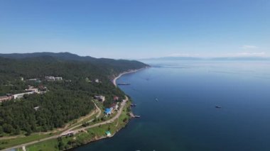 Sibirya 'daki Angara Nehri, Listvyanka yakınlarındaki Baykal Gölü' nden ayrılıyor. Panoramik hava görüntüsü.