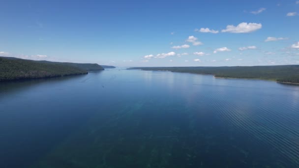 Az Angara folyó egy nagy folyó Szibériában, amely elhagyja a Bajkál tavat Listvyanka település közelében. Panoráma légi felvétel. — Stock videók