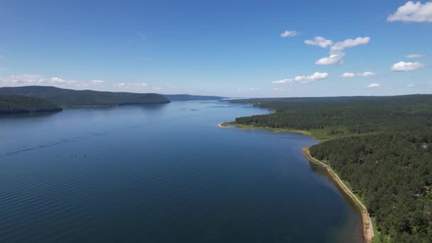 Il fiume Angara è un importante fiume della Siberia che lascia il lago Baikal vicino all'insediamento di Listvyanka. Vista aerea panoramica. — Video Stock