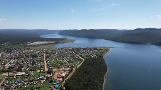 Az Angara folyó egy nagy folyó Szibériában, amely elhagyja a Bajkál tavat Listvyanka település közelében. Panoráma légi felvétel. — Stock videók