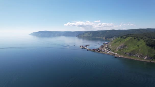 El lago Baikal es una maravillosa joya azul enmarcada por montañas y bosques pintorescos. épica vista aérea cinematográfica Lago Baikal. Vista aérea del lago azul y bosques verdes. — Vídeo de stock