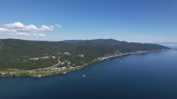 Floden Angara i Sibirien lämnar Bajkalsjön nära byn Listvyanka. Panoramautsikt över luften. — Stockvideo