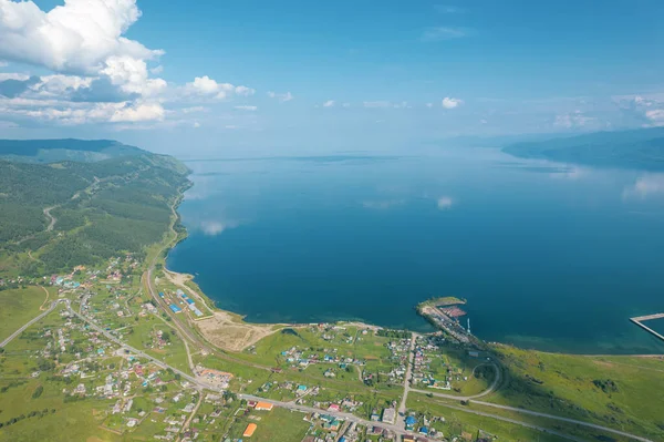 Imágenes de verano del lago Baikal es un lago fracturado situado en el sur de Siberia, Rusia Lago Baikal vista del paisaje de verano desde un acantilado cerca de Grandmas Bay. Drones Vista de ojos. — Foto de Stock