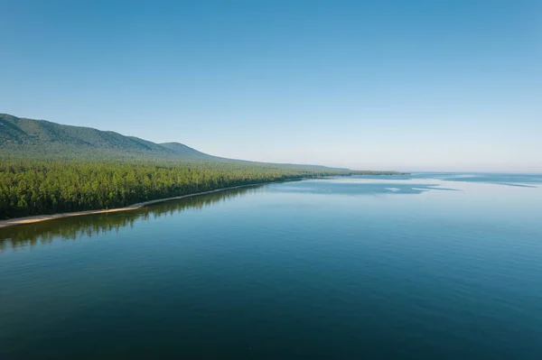 Nyári képek a Bajkál-tóról egy hasadéktó Dél-Szibériában, Oroszországban. Bajkál tó nyári táj kilátás. Drónok látképe. — Stock Fotó