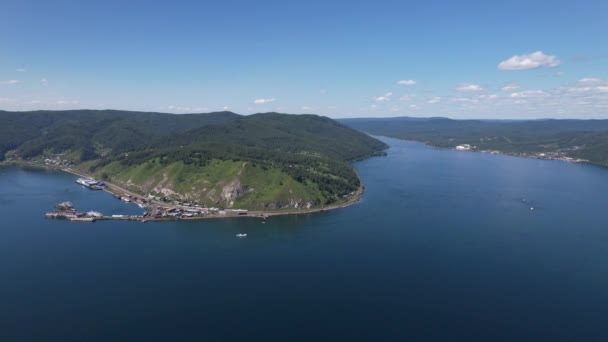 Le lac Baïkal est un merveilleux joyau bleu encadré de montagnes et de forêts pittoresques. Épopée cinématographique vue aérienne Lac Baïkal. Vue aérienne du lac bleu et des forêts vertes. — Video