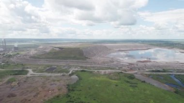 Endüstriyel Arazi Çevre Kirliliği - fabrikalardan kirletici emisyonu. Alüminyum fabrikasının havadan görünüşü.