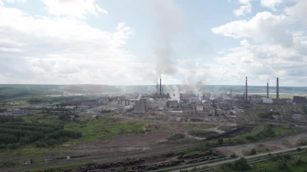 Industriële milieuverontreiniging - emissie van verontreinigende stoffen door fabrieken. Luchtfoto van de aluminiumoxidefabriek. Luchtverontreiniging. — Stockvideo