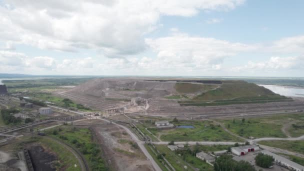 Endüstriyel Arazi Çevre Kirliliği - fabrikalardan kirletici emisyonu. Alüminyum fabrikasının havadan görünüşü. — Stok video