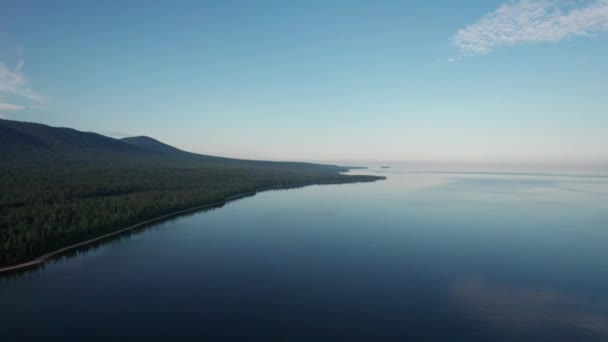 Summertime imagery of Lake Baikal è un lago spaccatura situato nel sud della Siberia, Russia Baikal vista lago paesaggio estivo. Droni Punto di vista. — Video Stock