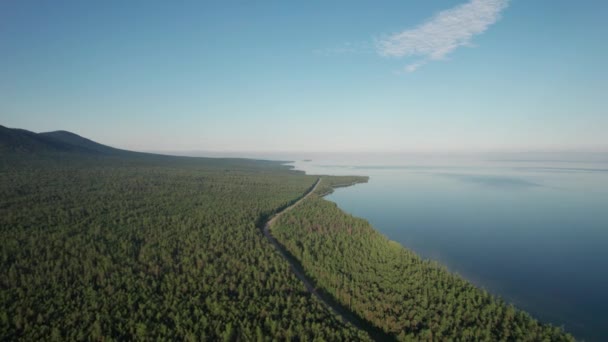 Summertime snímky jezera Bajkal je trhlina jezero se nachází na jižní Sibiři, Rusko Bajkalské jezero letní krajiny pohled. Drones Point of View. — Stock video