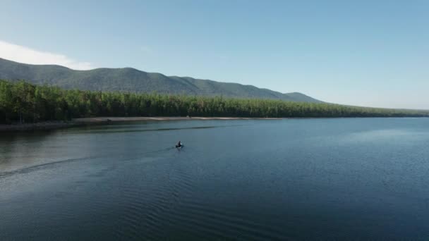 Panorama fantastique du lac Baïkal au coucher du soleil est un lac de faille situé dans le sud de la Sibérie, en Russie. Lac Baïkal vue paysage d'été. Vue des yeux des drones. — Video