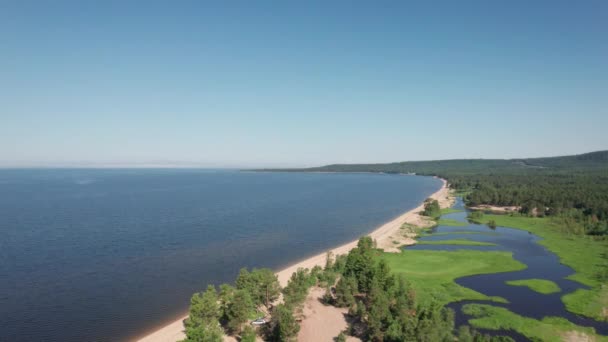 Summertime imagery of Lake Baikal è un lago spaccatura situato nel sud della Siberia, Russia Baikal vista lago paesaggio estivo. Droni Vista Occhio. — Video Stock