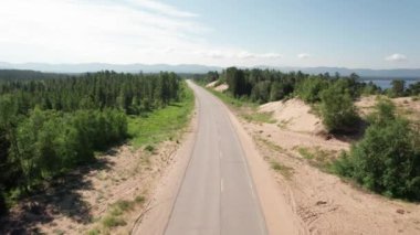Baykal Gölü, Rusya 'nın Baykal Gölü' nün güney Sibirya bölgesinde yer alan bir yarık gölüdür. Dronlar Bakış Açısı.
