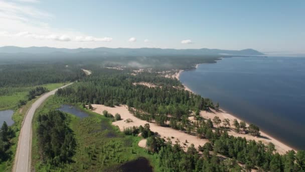 L'imagerie estivale du lac Baïkal est un lac de faille situé dans le sud de la Sibérie, en Russie. Vue des yeux des drones. — Video