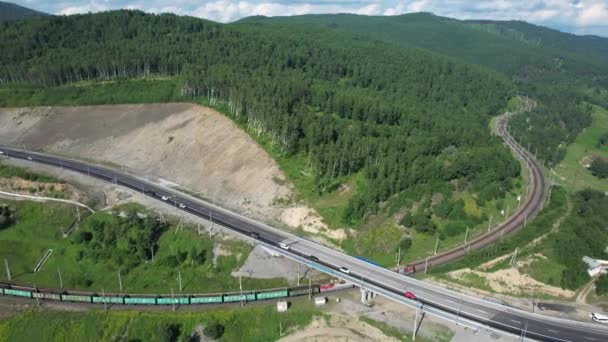 De Baikal serpentine weg - vanuit de lucht uitzicht op de natuurlijke bergvallei met serpantine weg, Trans-Siberische snelweg, Rusland, Kultuk, Slyudyanka — Stockvideo