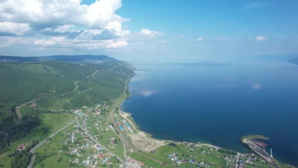 Bajkál szerpentin út - a természetes hegyi völgy légi kilátása szerpentin úttal, Transzszszszibériai autópálya, Oroszország, Kultuk, Szljudjanka — Stock videók