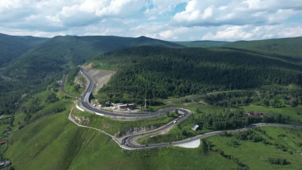 La route serpentine du Baïkal - vue aérienne de la vallée naturelle de montagne avec route serpantine, Transsibérienne, Russie, Kultuk, Slyudyanka — Video