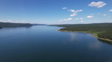 Angara Nehri, Sibirya 'da Listvyanka yakınlarındaki Baykal Gölü' nden ayrılan büyük bir nehirdir. Panoramik hava görüntüsü.