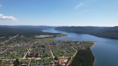 Angara Nehri, Sibirya 'da Listvyanka yakınlarındaki Baykal Gölü' nden ayrılan büyük bir nehirdir. Panoramik hava görüntüsü.