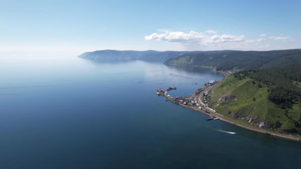 Lake Baikal is een prachtig blauw juweel omlijst door schilderachtige bergen en bossen. Episch filmisch uitzicht vanuit de lucht op het Baikalmeer. Uitzicht vanuit de lucht op het blauwe meer en groene bossen. — Stockvideo