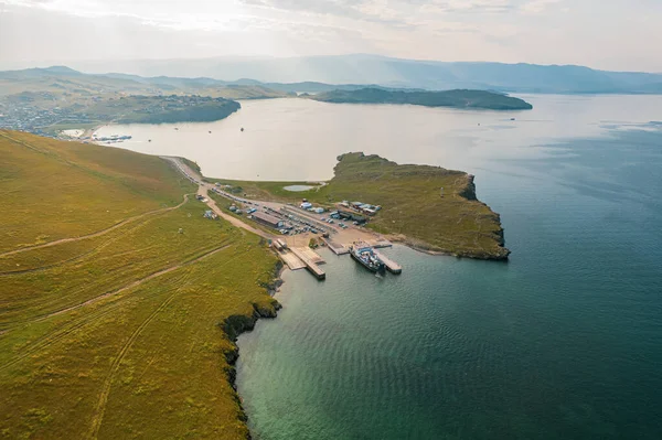 Un ferry desde la costa este a Olkhon Island Khuzhir al amanecer. Lago Baikal. Desde el lado de la isla. — Foto de Stock