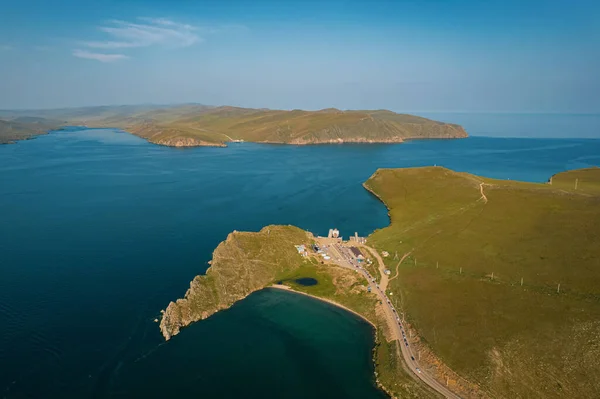 Un ferry desde la costa este a Olkhon Island Khuzhir al amanecer. Lago Baikal. Desde el lado de la isla. — Foto de Stock