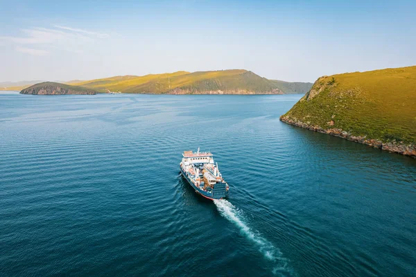 A ferry from the east coast to Olkhon Island Khuzhir at sunrise. Lake Baikal. From the side of the island. — Stock Photo, Image