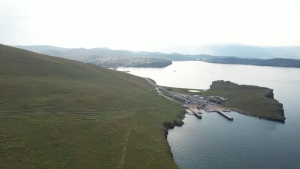 Trajekt z východního pobřeží na ostrov Olkhon Khuzhir za úsvitu. Jezero Bajkal. Z druhé strany ostrova.. — Stock video