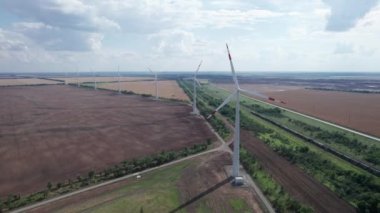 Rüzgar güç türbininin hava görüntüsü güzel bulutlu gökyüzünde popüler sürdürülebilir, yenilenebilir bir enerji kaynağıdır. Rüzgar güç türbinleri sürdürülebilir kalkınma için temiz yenilenebilir enerji üretiyor.