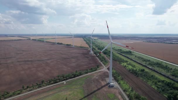 Letecký pohled na větrnou turbínu je populárním udržitelným, obnovitelným zdrojem energie na krásném zataženém nebi. Větrné elektrárny vyrábějící čistou obnovitelnou energii pro udržitelný rozvoj. — Stock video